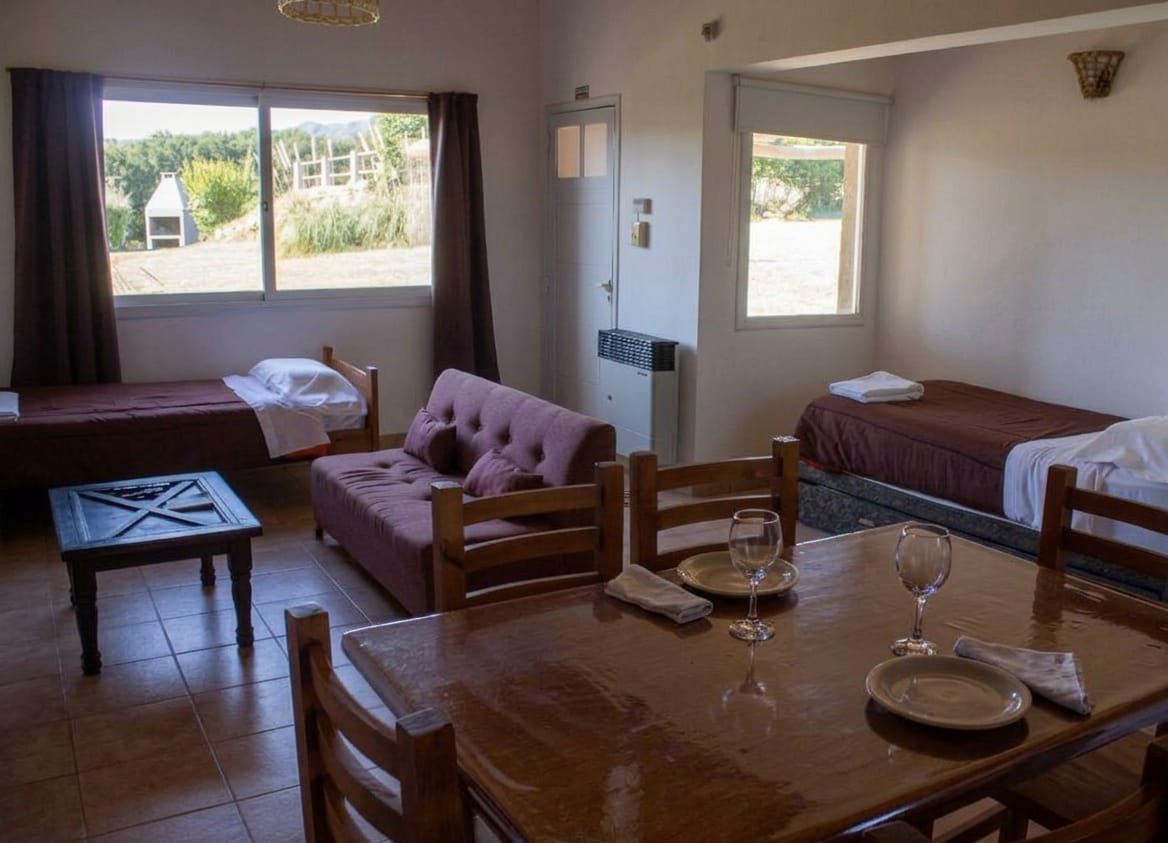 El estar comedor con dos camas y la mesa