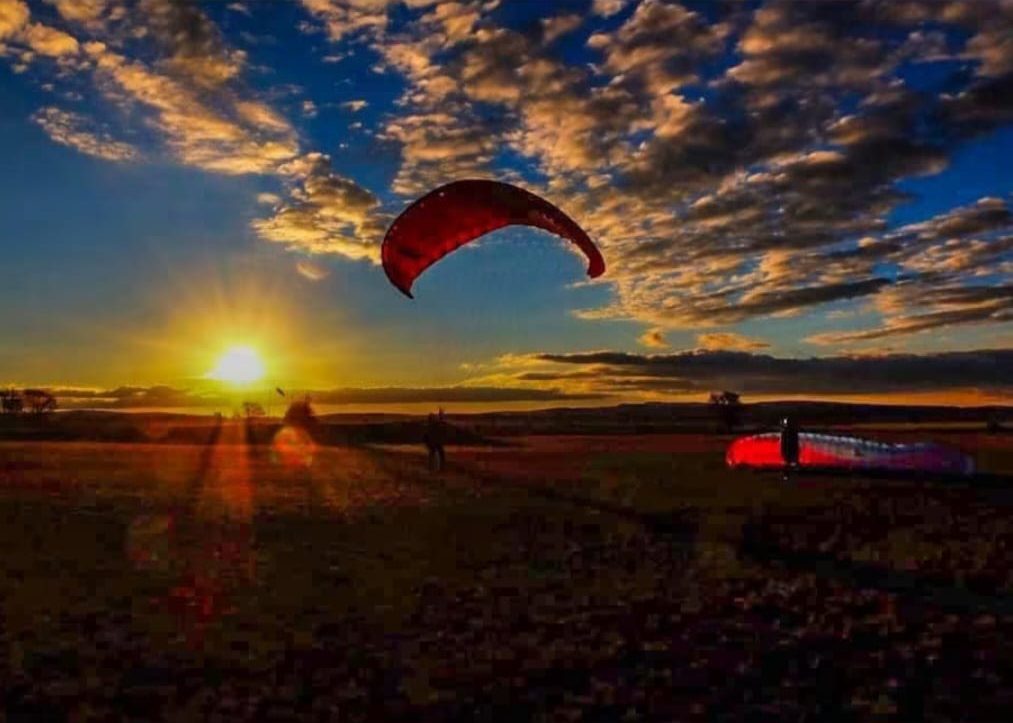 Un parapente al atardecer en La Cumbre