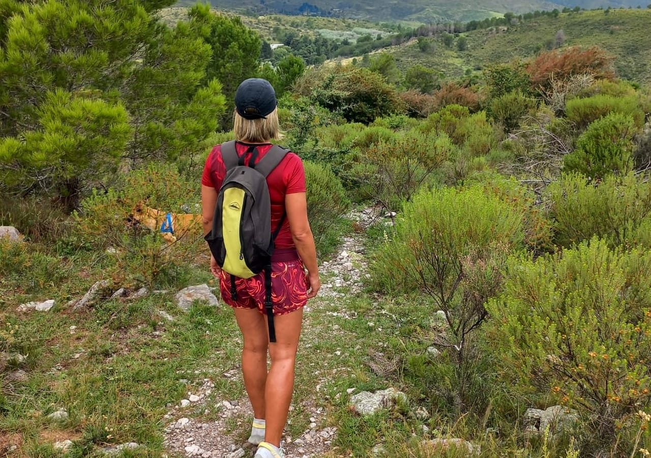 Una caminata por un sendero de las sierras