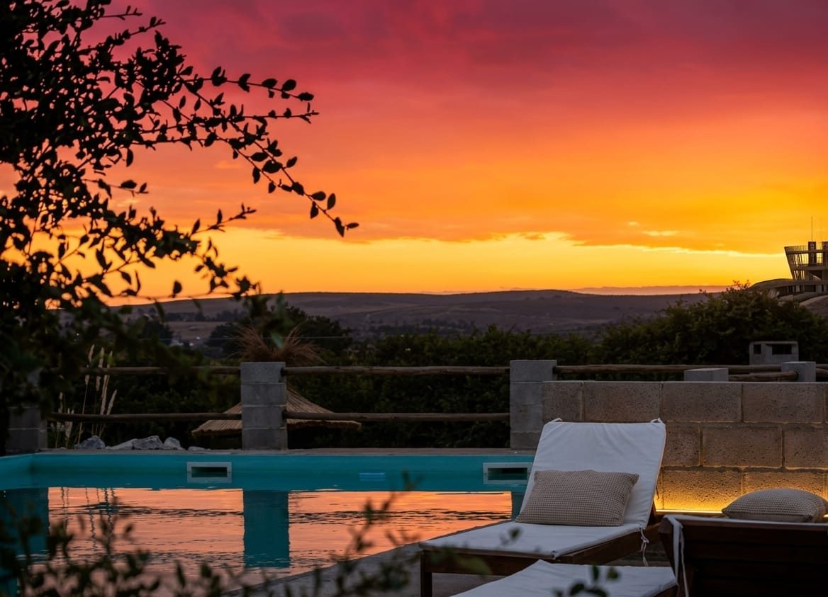 La piscina con el cielo rojo del atardecer